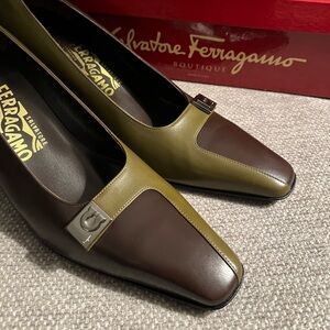 ♦️SOLD♦️Salvatore Ferragamo Olive and Brown Leather Pumps